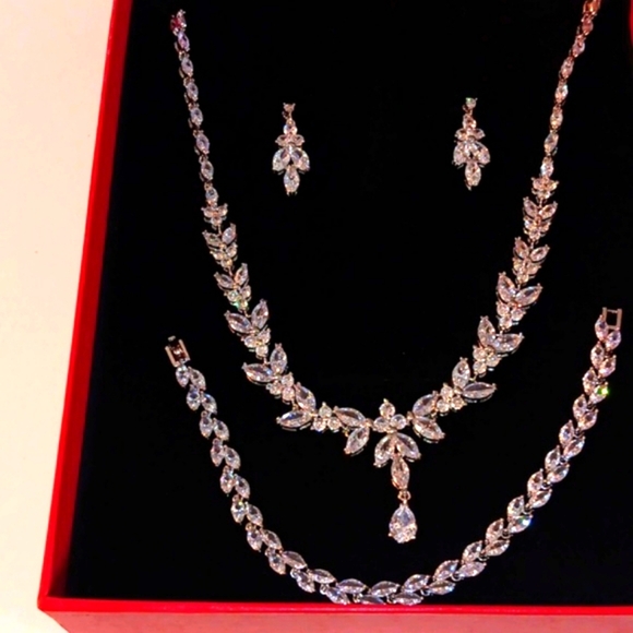 Jewelry - White silver necklace set with rhinestone
